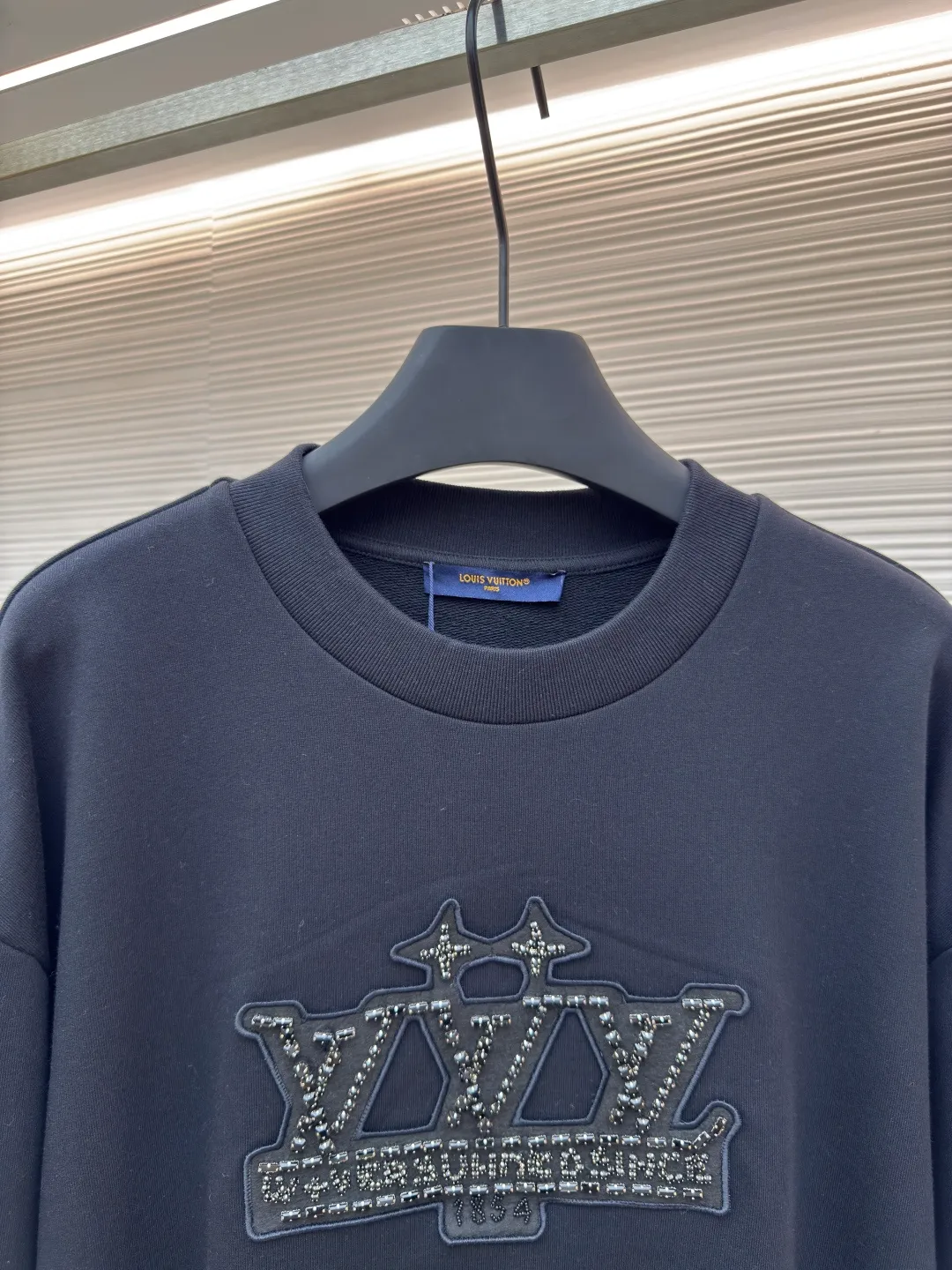 LOUIS VUITTON Obsidian claw diamond sweatshirt ●Authentic product: Purchased and developed for 16700 ●Item number: 1680292-B15 ●Fabric: Double-strand large terry bottom sweatshirt fabric ●Technology: Hand-picked stitch and embroidered chapter production ●Version: Fitted version ●Weight: about 585 grams ●Size: XS-S-M-L ●Description: The fabric is made of cotton 32s double-ply large terry bottom sweatshirt fabric, matched with 26s double yarn 1*1 horizontal machine weaving thread, the front panel is hand-picked and embroidered with an embroidered patch, the patch is made of non-woven material, laser burned to produce the embroidered patch, the outer ring is flat embroidered, and the inside is lined with bead positioning lines, customized elliptical claw drill base, two specifications of flat top drill, 3*7 There are two kinds of square diamonds, 6*6. The diamonds are all made of obsidian high-bright polishing material. The beads are manually mounted on a wooden frame. The beading time for a single piece of chapter reaches 3.5 hours. The overall wiring is straight and delicate, the fabric is comfortable and soft, and the color is consistent without color difference. It can be matched with the same style to create a fashionable look and control various occasions. Customized accessories, complete with three standards, same style for men and women!